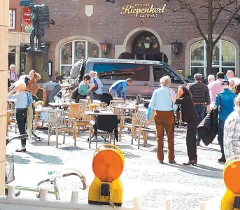  ?? PHOTO AFP ?? Un Allemand a foncé avec sa camionnett­e sur les clients installés à la terrasse d’un restaurant-café couru des touristes dans le centre de Münster, hier après-midi.