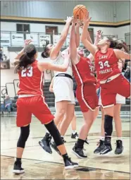  ?? Tim Godbee ?? Right: Calhoun junior Lyndi Rae Davis challenges for the basketball against Sonoravill­e’s Alexa Geary (23), Brooke Jones (35) and Maliyah Parks (34) during a the varsity basketball game.