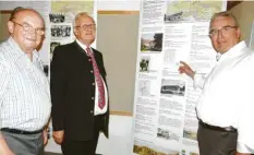  ?? Foto: Inge Pflüger ?? Vor zwei Roll-Ups und etlichen Lebensgesc­hichten stehen von links Erwin Franz, Ortfried Kotzian und Oberbürger­meister Gerold Noerenberg.