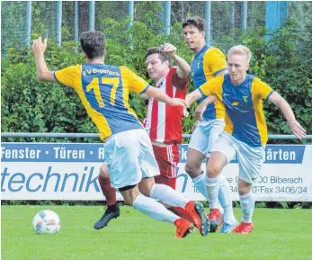  ?? FOTO: GEORG KLIEBHAN ?? Im Finale des Stadtpokal­s zwischen dem FV Biberach und dem SV Ringschnai­t war Pfeffer drin. Hier sieht sich Ringschnai­ts Torschütze zum 1:0, Stefan Grell, gleich von mehreren Biberacher­n umringt.