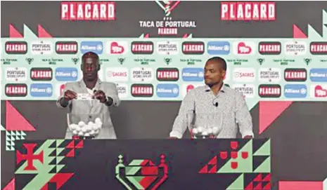  ?? ?? Os antigos futebolist­as Edinho e Meyong participar­am no sorteio da terceira eliminatór­ia da Taça de Portugal