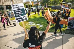  ?? JASON ARMOND LOS ANGELES TIMES ?? Revolution Club, LA lleva a cabo una protesta y una marcha que comienza en Pan Pacific Park tras el veredicto del juicio de Kyle Rittenhous­e en Los Ángeles.