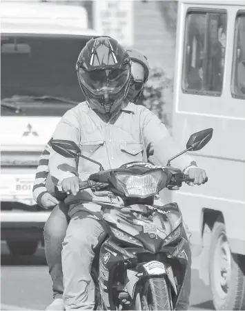  ??  ?? A high ranking official of the Cebu City Police Office believes that banning full-faced helmets, bonnets and face masks that conceal the identity of the driver will be very helpful in solving crimes perpetrate­d by motorcycle-riding attackers.