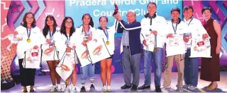  ?? PHOTO BY JEAN RUSSEL V. DAVID ?? Philippine Airlines President Jaime Bautista raise the trophy for the Pradera Verde team after winning in the 2017 Philippine Airlines Ladies Interclub last year in Cebu, Cebu City.