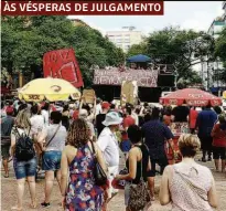  ??  ?? Manifestan­tes realizaram ontem, em parque de Porto Alegre, ato em defesa do ex-presidente Lula