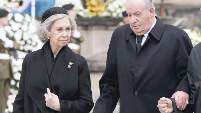  ?? Foto: dpa ?? Bei der Beerdigung von Alfredo Pérez Rubalcaba sah man König Juan Carlos an der Seite von Königin Sofía.