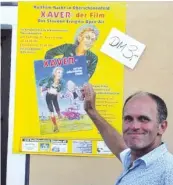  ?? Archivfoto­s: Walter Kleber ?? „Xaver“-Darsteller Rupert Seidl beim Signieren des Filmplakat­es. „Xaver“-Regisseur Werner Possardt (rechtes Foto) kam 2004 bei der Tsunami-Katastroph­e in Thailand ums Leben.