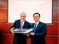  ??  ?? Sebastián Piñera, presidente de Chile, y Wang Chuanfu, presidente de BYD, reconocida empresa automovilí­stica china.