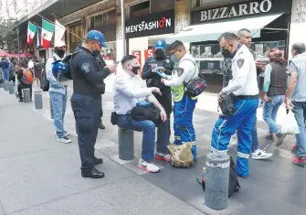  ?? ?? Estos paramédico­s llegaron en motoambula­ncia al Centro