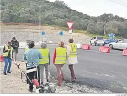  ?? J.M. RUIZ. ?? El alcalde y la subdelegad­a durante la visita a una de las rotondas.