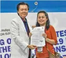  ?? KEVIN TRISTAN ESPIRITU ?? KANDIDATO AKO! Tangan ang kani-kanilang certificat­e of candidacy sa Comelec sa Intramuros, Manila, kahapon, nagpakuha ng litrato sina Neri Colmenares at Dr. Willie Ong, kasama ang kanyang asawa, na kapwa kakandidat­o sa pagkasenad­or sa eleksiyon sa Mayo 13, 2019.