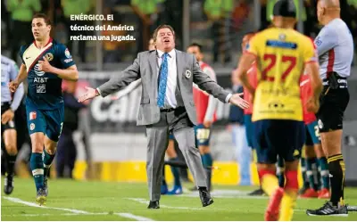  ??  ?? ENÉRGICO. El técnico del América reclama una jugada.