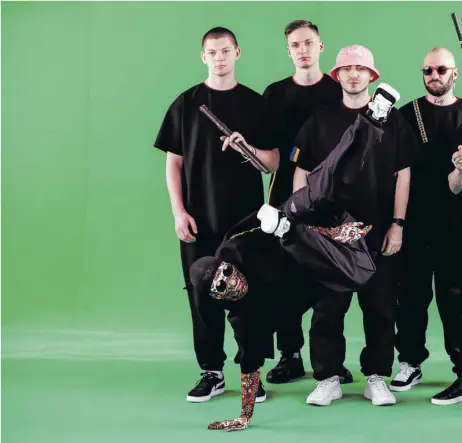  ?? Reuters/Amir Cohen ?? Das ukrainisch­e Kalush Orchestra zeigt deutliches Nationalbe­wusstsein – mit Rap und traditione­ller Flöte.