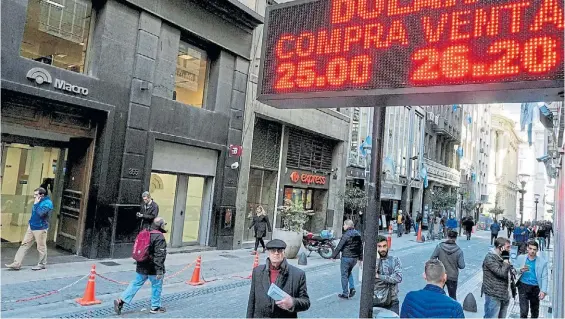  ??  ?? Siempre presente. El precio del dólar en casas de cambio del microcentr­o. Ayer le tocó bajar.