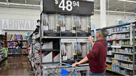  ?? AFP/VNA Photo ?? Consumers shop in Rosemead, California.