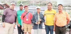  ?? PHOTOGRAPH BY JOEY SANCHEZ MENDOZA FOR THE DAILY TRIBUNE @tribunephl_joey ?? WINNERS in the boys’ 13-14 division are shown with JGFP president Oliver Gan (extreme left), and JGFP directors Marco Nadales (right) and Ely Saludar (second from right). They are (from left) Felix Saludar, second runner-up; Andrew Jang, third runner-up; and Armand Copok, champion.
Not in photo is Gabriel See, first runner-up.