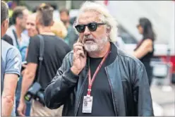  ??  ?? APOYO. Briatore siempre encuentra buenas palabras hacia Alonso.