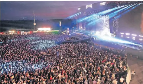  ?? FOTO: THOMAS FREY/DPA ?? Fans stehen beim Auftritt der britischen Rockband Muse vor der Hauptbühne des Festivals Rock am Ring.