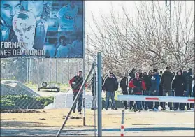  ?? FOTO: MD ?? Un grupo de radicales se presentaro­n ayer en el entrenamie­nto para pedir explicacio­nes