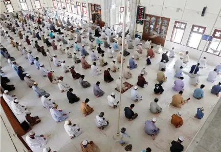  ?? Twitter ?? Worshipper­s in Karachi maintain distance to prevent the spread of COVID-19 during Friday prayers, a day before Ramadan.