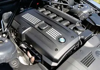  ??  ?? BMW: bayrisches Motoren-Prachtwerk – seidiger Lauf, souveräne Leistung, fulminante­r Sound