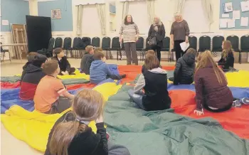  ??  ?? Artist Anna Glover and two friends of Backhouse Park, Yvonne Collins and Mary Todner, with children and young people attending the Blue Watch Youth Club