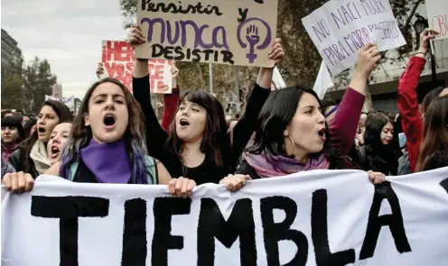  ?? Foto: AFP/Martin Bernetti ?? Frauenprot­est in Santiago