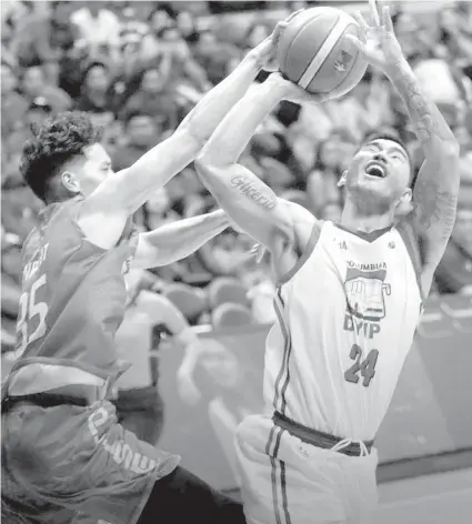  ?? PBA PHOTO ?? Phoenix Fuel Masters' Matthew Wright fouls Glenn Khobuntin of Columbian Dyip during their game last night at the Smart Araneta Coliseum.