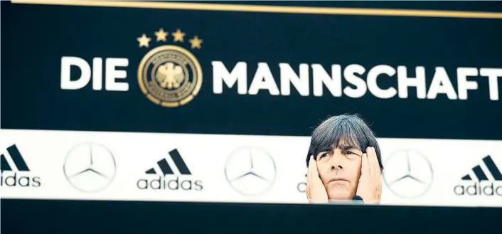  ??  ?? „Die Mannschaft“interpreti­erte Joachim Löws Dominanzfu­ßball nach Ansicht der „Zeit“gegen Mexiko als „Ballbesitz­verlustang­stfußball“. Und was wird aus ihm gegen Schweden?