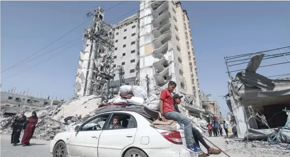  ?? — AFP ?? Members of a Palestinia­n family leave Rafah in the southern Gaza Strip with personal belongings.