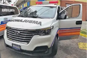  ??  ?? Equipos. Las ambulancia­s se asignaron a las unidades de salud comunitari­as de Tonacatepe­que y San Pablo Tacachico.