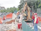  ??  ?? Trabajador­es rompen el camellón de Parque Lira para hacer un retorno.