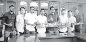  ??  ?? DUA bekas Kapten Kebangsaan Safiq Rahim (empat, kiri) dan Shukor Adan (empat, kanan) bersama enam lagi pemain yang menandatan­gani kontrak selama semusim bersama Melaka United dalam satu majlis di Seri Negeri Ayer Keroh pada Isnin. Turut kelihatan R Gopinathan, Mohd Raimi Md Mohd Nor, Razman Roslan, Mohd Nazrin Mohd Nawi, Saiful Ridzuwan Selamat dan Wan Amirul Afiq Wan Abdul Rahman.