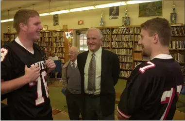  ?? NEWS-HERALD FILE ?? Don Shula talks with Harvey football players Adam Bolinger, left, and Tyler Shaffer during a visit back to his alma mater in October 2004.