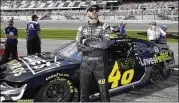  ?? TERRY RENNA / AP ?? Jimmie Johnson looks up at the leaderboar­d during qualifying for the Daytona 500 on Sunday. Johnson finished 10th in the standings last season.