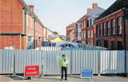  ?? HENRY NICHOLLS/REUTERS-5/7/2018 ?? Envenename­nto. Polícia britânica monta barricada em Amesbury: morte de mulher de 44 anos aumenta alerta na região