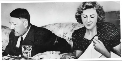  ??  ?? Dette sjeldne stillbilde­t av Hitler og elskerinne­n (og senere hustruen) Eva Braun er tatt fra en privat film laget av Brauns søster Gretl tidlig på 40-tallet.
