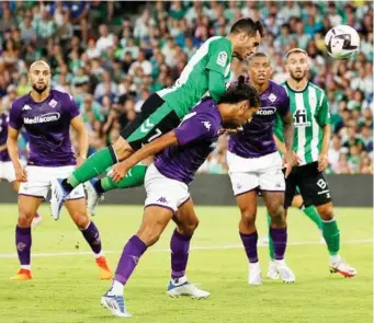  ?? EFE ?? Juanmi remata de cabeza para abrir el marcador en el partido de presentaci­ón del Betis ante la Fiorentina.