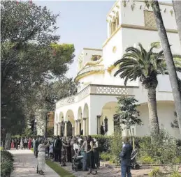  ?? ?? El alcalde de Sant Jordi, Iván Sánchez, ofició la primera boda en el palacete de Villa Elisa después de 15 años, en la que dos mujeres se casaron en una ceremonia de lo más emotiva en Benicàssim.