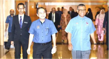  ??  ?? Amir (centre) arrives for the townhall session in Kuching. —Photo by Chimon Upon