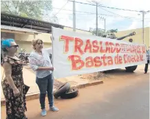  ?? ?? Algunos de los pobladores del barrio Boquerón que se movilizaro­n ayer para exigir el traslado de la cárcel.