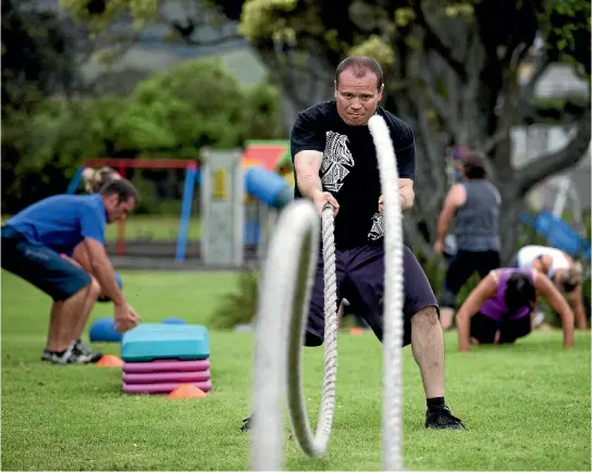  ?? ANDY JACKSON/STUFF ?? Peter Pratt in action on the ropes at a NPOB Surf Lifesaving Club fundraiser.