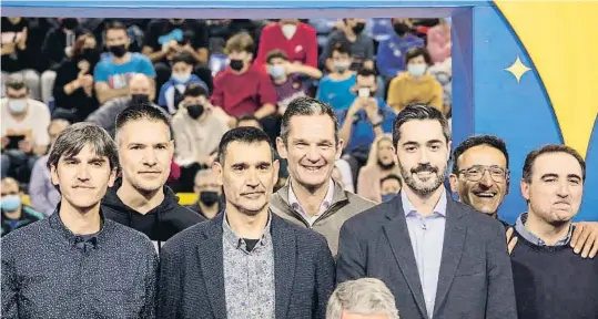  ?? UMT 
 
    S ?? Urdangarin (quart per l’esquerra) somrient al costat d’altres exjugadors del Barça d’handbol ahir al Palau Blaugrana