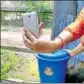  ?? HT ?? A resident takes a selfie with a dustbin in Jamshedpur.