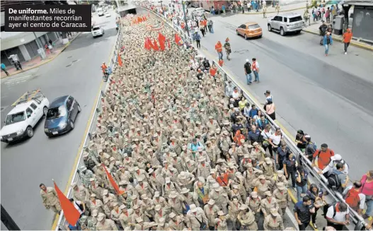  ?? REUTERS ?? De uniforme. Miles de manifestan­tes recorrían ayer el centro de Caracas.