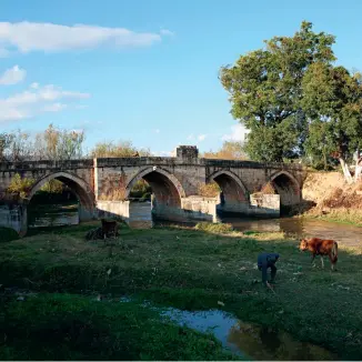  ??  ?? The Yongji Bridge with five arches boasts a history of more than 200 years.