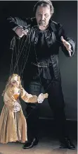  ?? FOTO: THEATER ?? Alexander Betov mit einer seiner selbst gebauten Puppen.