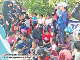  ??  ?? SESI bengkel kesihatan bersama kanakkanak oleh peserta Medstas UMS.