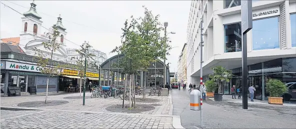  ?? [ Fabry] ?? Landstraße­r Hauptstraß­e: Mit dem neuen Einkaufsze­ntrum „Post am Rochus“befinden sich nun auf rund einem Kilometer Einkaufsst­raße drei Shoppingce­nter.