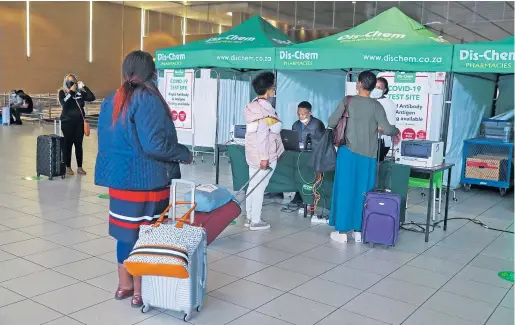  ?? ?? Passagiere in Südafrika stellen sich am Flughafen für einen PCR-Test an, um das Land verlassen zu dürfen.